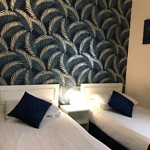 Kleines Zimmer mit zwei Einzelbetten